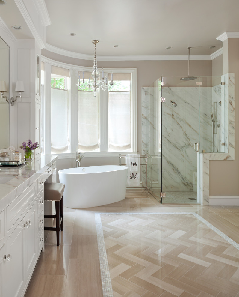 Bild på ett vintage en-suite badrum, med luckor med infälld panel, vita skåp, ett fristående badkar, en hörndusch, vit kakel och beige väggar