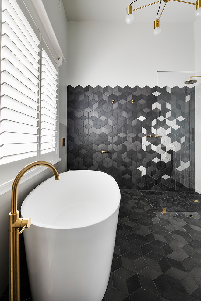 Idee per una stanza da bagno padronale contemporanea con consolle stile comò, ante in legno bruno, vasca freestanding, doccia aperta, piastrelle multicolore, piastrelle di cemento e pareti grigie