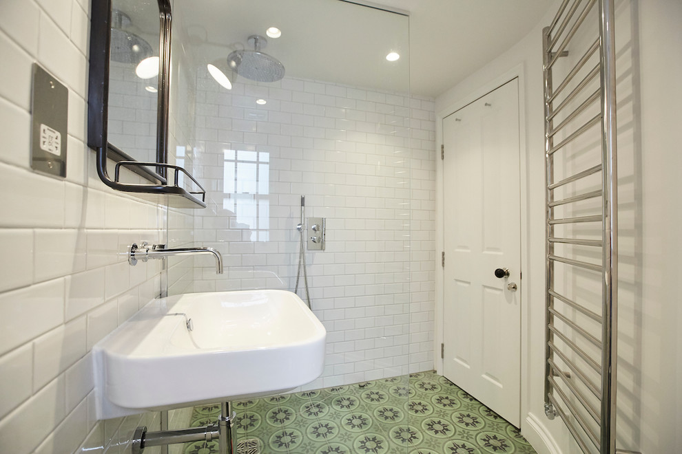 Пример оригинального дизайна: маленькая ванная комната в стиле неоклассика (современная классика) с душевой комнатой, инсталляцией, белой плиткой, плиткой кабанчик, душевой кабиной, подвесной раковиной, мраморной столешницей, открытым душем, белой столешницей, полом из керамической плитки и разноцветным полом для на участке и в саду