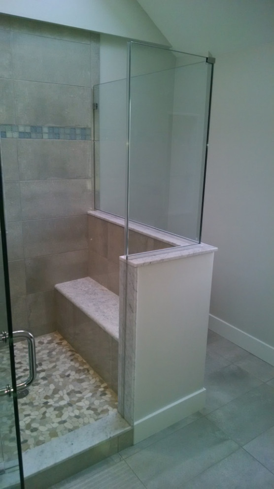 Idées déco pour une salle de bain principale contemporaine de taille moyenne avec une douche d'angle, un carrelage beige, des carreaux de porcelaine, un mur beige, carreaux de ciment au sol, un sol gris et une cabine de douche à porte battante.