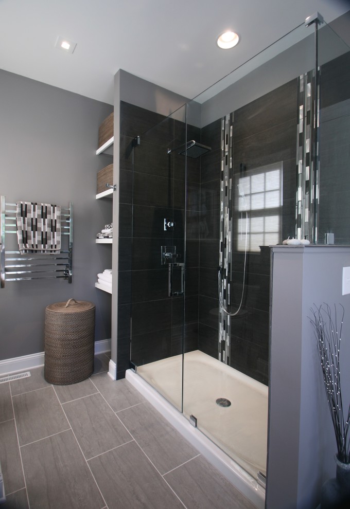 Idée de décoration pour une douche en alcôve minimaliste avec un mur gris, un sol en ardoise, WC séparés, un lavabo intégré, une baignoire d'angle, des portes de placard grises, un plan de toilette en quartz modifié et un placard avec porte à panneau surélevé.