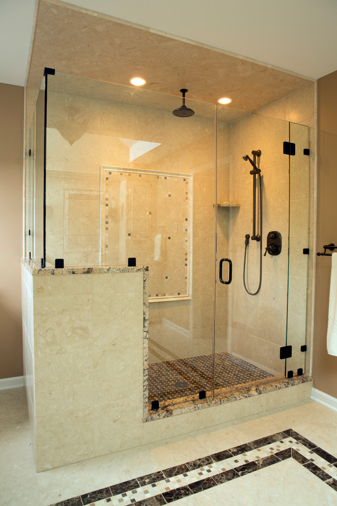 Foto di una stanza da bagno padronale chic di medie dimensioni con ante con bugna sagomata, ante beige, doccia aperta, WC monopezzo, pareti beige, pavimento con piastrelle in ceramica e lavabo da incasso
