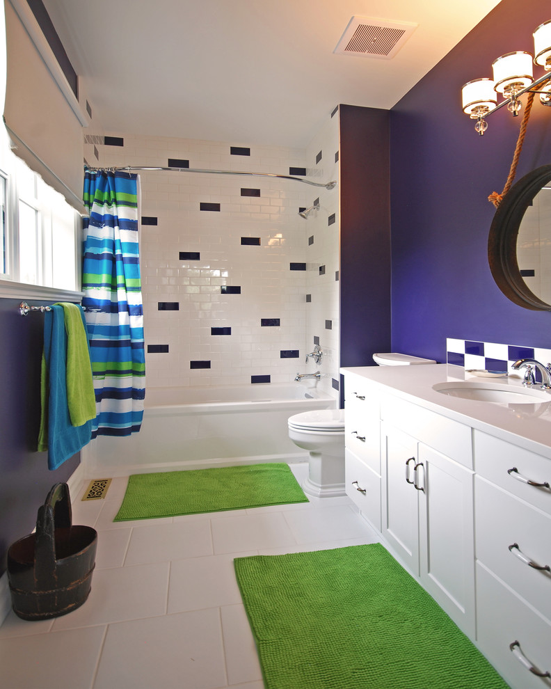 エドモントンにある中くらいなトラディショナルスタイルのおしゃれな子供用バスルーム (アンダーカウンター洗面器、シェーカースタイル扉のキャビネット、白いキャビネット、珪岩の洗面台、アルコーブ型浴槽、アルコーブ型シャワー、分離型トイレ、青いタイル、セラミックタイル、青い壁、セラミックタイルの床) の写真