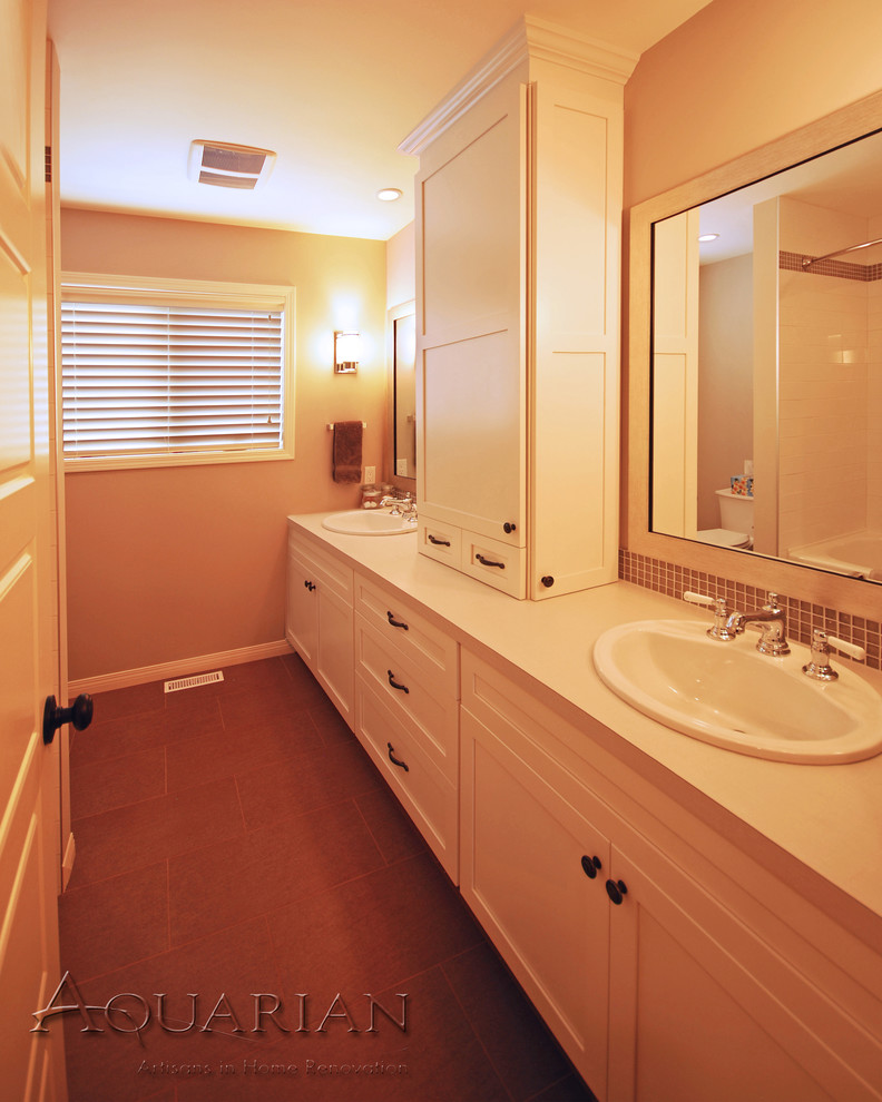 Amerikansk inredning av ett en-suite badrum, med ett nedsänkt handfat, skåp i shakerstil, vita skåp, laminatbänkskiva, brun kakel, keramikplattor, beige väggar och klinkergolv i keramik