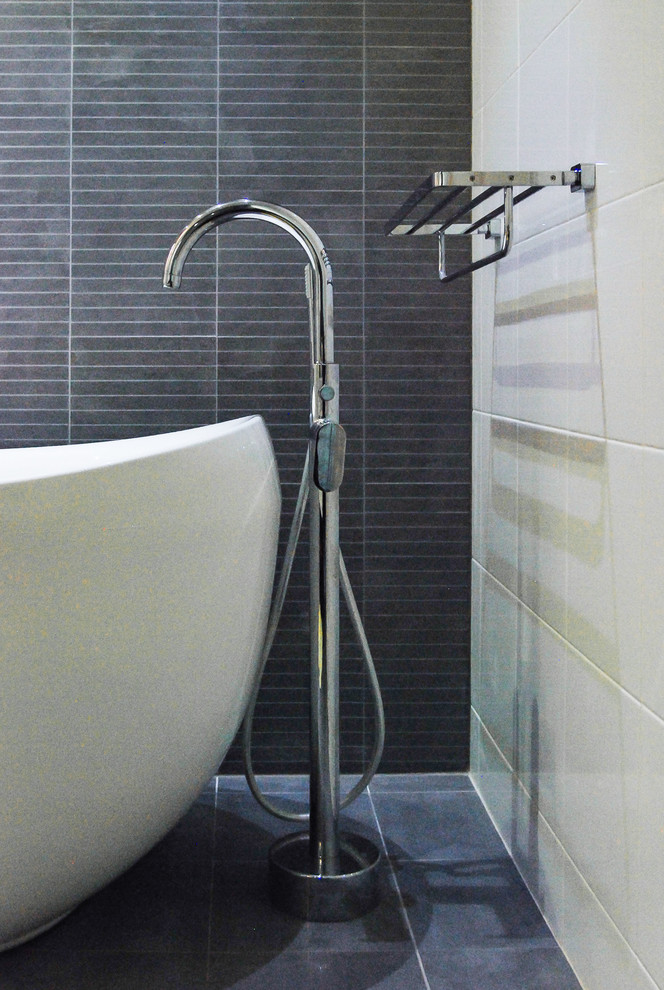 Idee per una piccola stanza da bagno padronale contemporanea con vasca freestanding, piastrelle grigie, piastrelle a listelli, pareti bianche, pavimento con piastrelle in ceramica e pavimento grigio