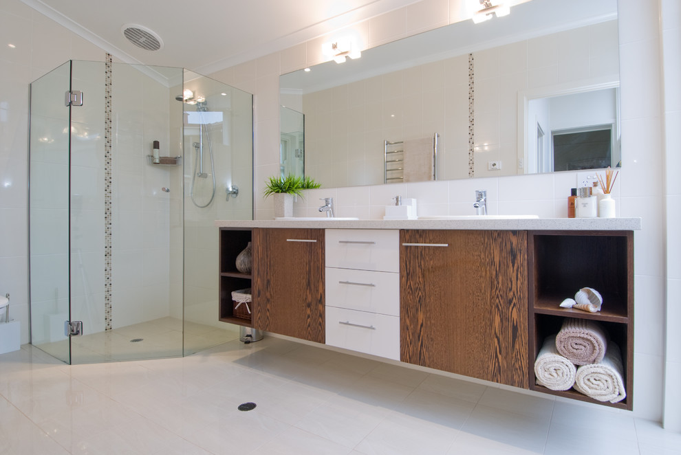 Aménagement d'une salle d'eau contemporaine en bois foncé de taille moyenne avec un lavabo posé, une douche d'angle, WC séparés, un carrelage beige et un mur beige.