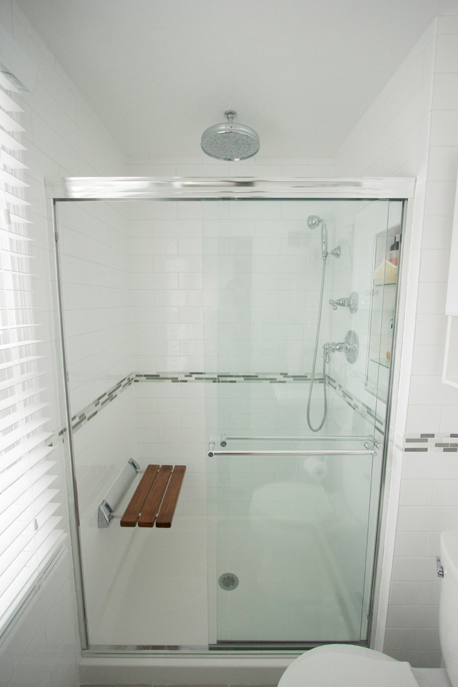 Modelo de cuarto de baño principal tradicional renovado de tamaño medio con lavabo con pedestal, baldosas y/o azulejos blancos, baldosas y/o azulejos de porcelana y suelo de baldosas de porcelana