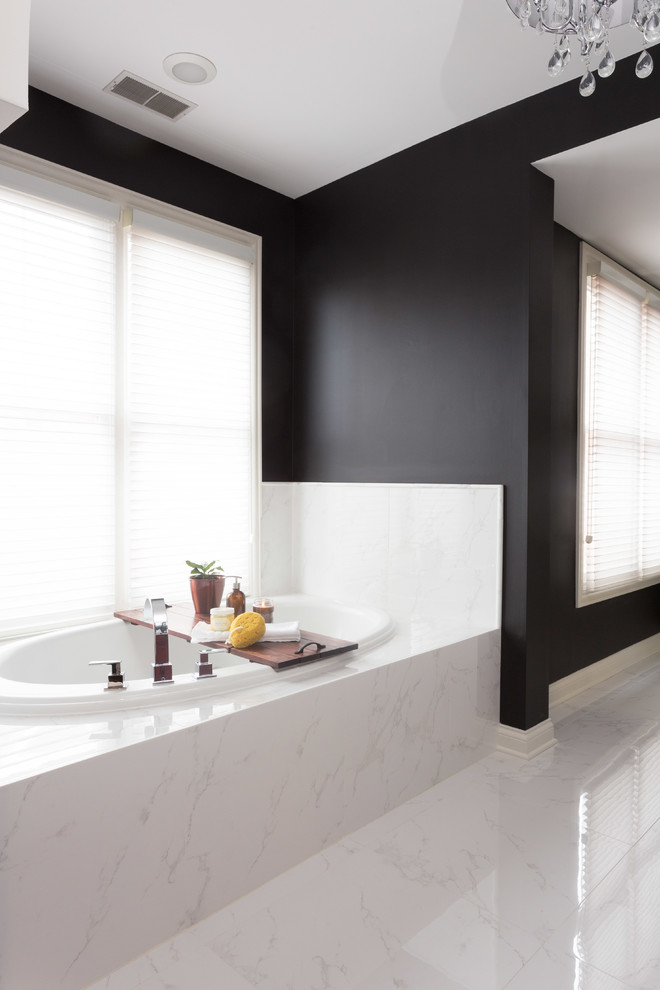 Klassisk inredning av ett mellanstort en-suite badrum, med luckor med profilerade fronter, skåp i mellenmörkt trä, ett platsbyggt badkar, en dusch i en alkov, en toalettstol med hel cisternkåpa, svart och vit kakel, porslinskakel, svarta väggar, marmorgolv, ett undermonterad handfat och marmorbänkskiva