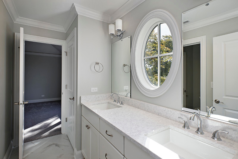 Foto på ett mellanstort vintage en-suite badrum, med skåp i shakerstil, vita skåp, ett fristående badkar, en dusch i en alkov, en toalettstol med hel cisternkåpa, stenkakel, grå väggar, marmorgolv och bänkskiva i terrazo