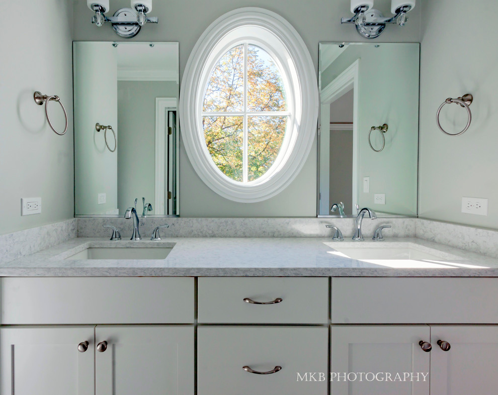 Immagine di una stanza da bagno con doccia chic di medie dimensioni con ante in stile shaker, ante bianche, WC a due pezzi, pareti grigie, lavabo sottopiano e top alla veneziana