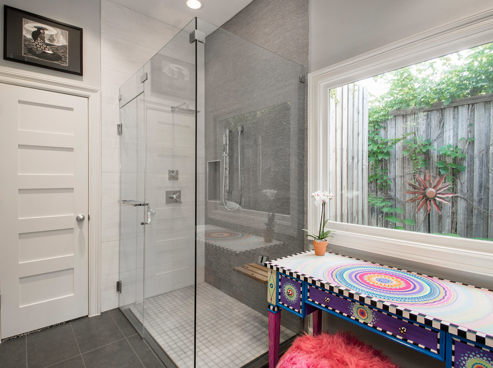 Exempel på ett mellanstort klassiskt en-suite badrum, med skåp i shakerstil, grå skåp, en hörndusch, en toalettstol med hel cisternkåpa, brun kakel, porslinskakel, grå väggar, klinkergolv i porslin, ett fristående handfat, bänkskiva i kvarts, svart golv och dusch med gångjärnsdörr