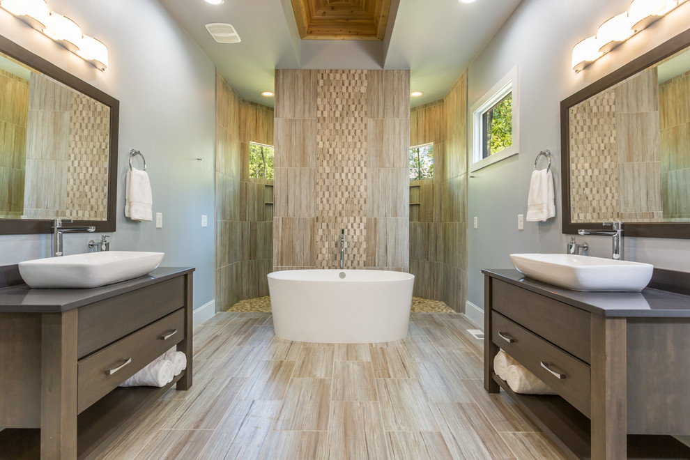 Klassisches Badezimmer mit dunklen Holzschränken, flächenbündigen Schrankfronten und beigem Boden in Raleigh