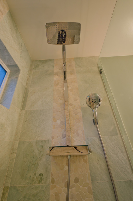 Exempel på ett mellanstort modernt en-suite badrum, med ett undermonterad handfat, släta luckor, skåp i mellenmörkt trä, bänkskiva i kvarts, en dusch i en alkov, grön kakel, stenkakel, gröna väggar och marmorgolv