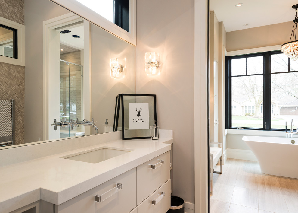 Großes Modernes Badezimmer En Suite mit Unterbauwaschbecken, flächenbündigen Schrankfronten, weißen Schränken, Quarzit-Waschtisch, freistehender Badewanne, Toilette mit Aufsatzspülkasten, weißer Wandfarbe und Porzellan-Bodenfliesen in Toronto