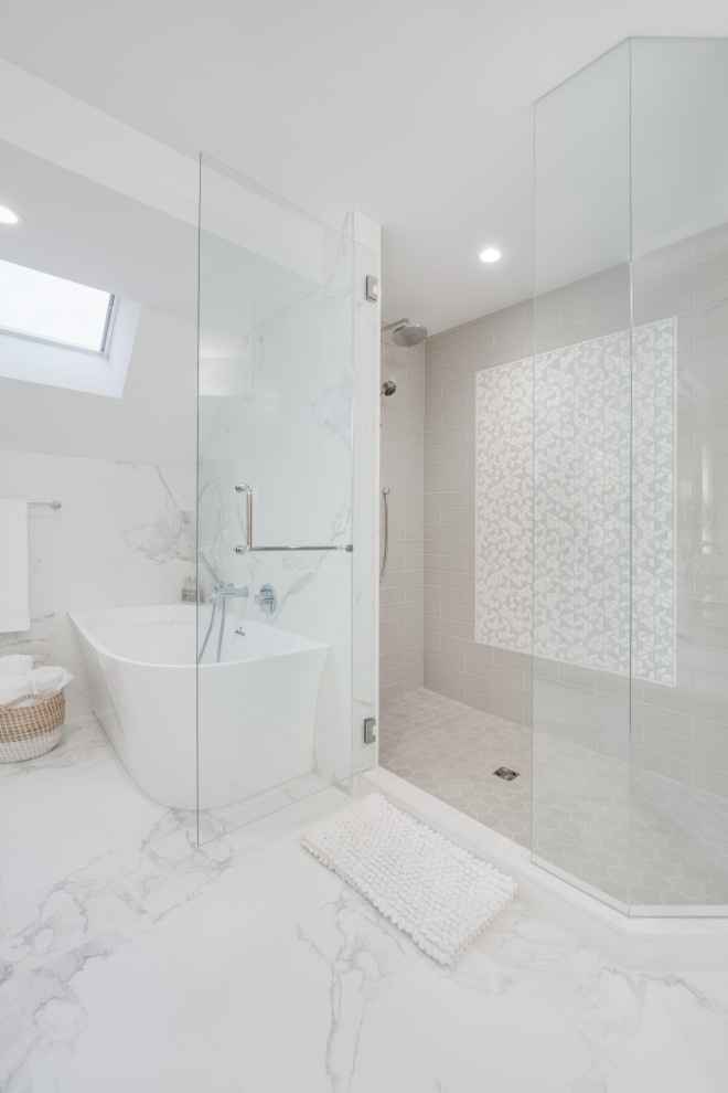 Inredning av ett modernt stort vit vitt en-suite badrum, med våtrum, vit kakel, marmorkakel, vita väggar, marmorgolv, vitt golv, dusch med gångjärnsdörr, luckor med profilerade fronter, vita skåp, ett undermonterad handfat och bänkskiva i kvarts