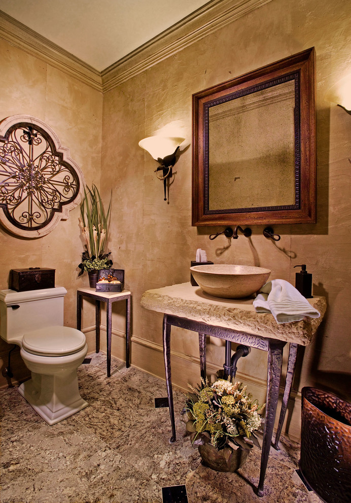 Mittelgroßes Mediterranes Duschbad mit Toilette mit Aufsatzspülkasten, beiger Wandfarbe und Aufsatzwaschbecken in Atlanta