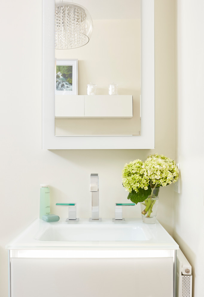 Идея дизайна: главная ванная комната в стиле шебби-шик с стеклянными фасадами, белыми фасадами, душем без бортиков, раздельным унитазом, зеленой плиткой, стеклянной плиткой, белыми стенами, полом из керамогранита, подвесной раковиной, стеклянной столешницей, белым полом и душем с распашными дверями