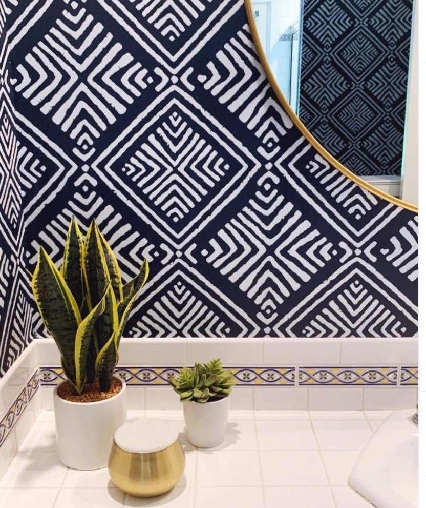 Foto de cuarto de baño único y a medida ecléctico pequeño con puertas de armario blancas, paredes azules, aseo y ducha, encimera de azulejos, encimeras blancas y papel pintado