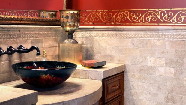 Exempel på ett mellanstort medelhavsstil badrum med dusch, med ett fristående handfat, luckor med upphöjd panel, skåp i mellenmörkt trä, bänkskiva i kalksten, beige kakel, stenhäll, röda väggar och travertin golv
