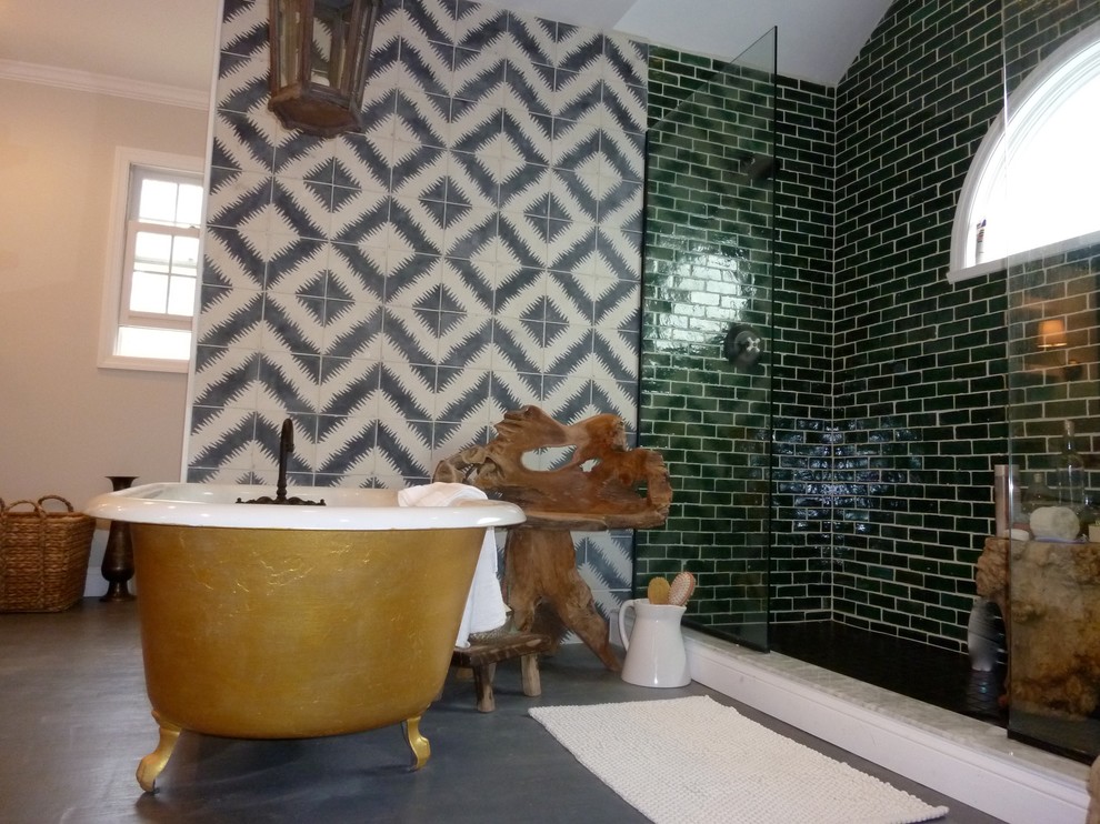 Inredning av ett medelhavsstil stort en-suite badrum, med möbel-liknande, skåp i slitet trä, ett fristående badkar, en öppen dusch, klinkergolv i porslin, ett fristående handfat, grått golv, med dusch som är öppen, träbänkskiva och flerfärgad kakel