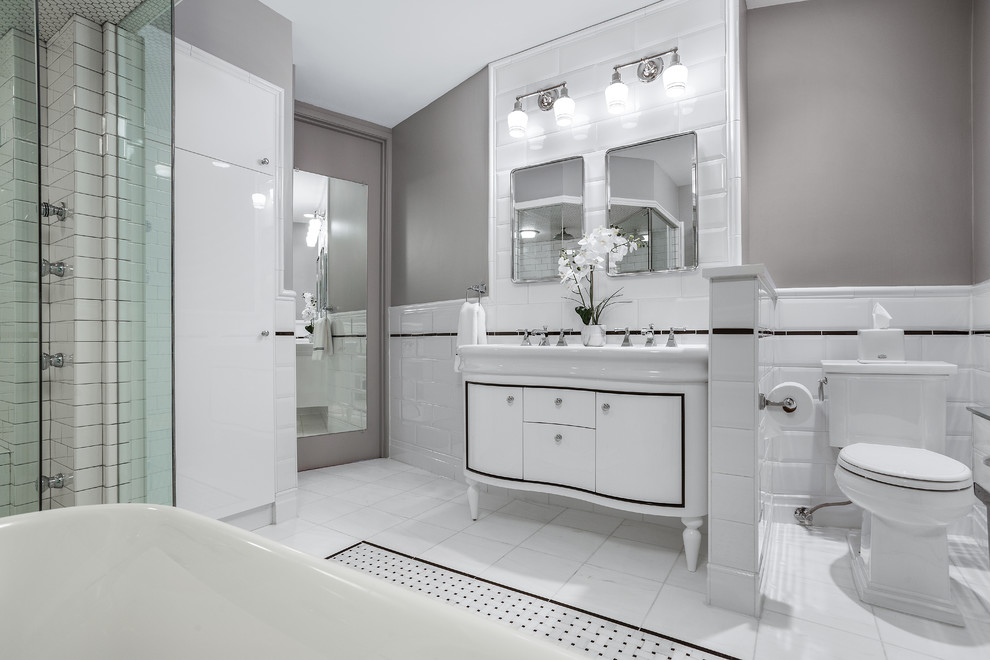 Источник вдохновения для домашнего уюта: главная ванная комната среднего размера в стиле рустика с белыми фасадами, накладной ванной, душевой комнатой, унитазом-моноблоком, белой плиткой, мраморной плиткой, серыми стенами, мраморным полом, врезной раковиной, столешницей из искусственного кварца, душем с распашными дверями и белой столешницей