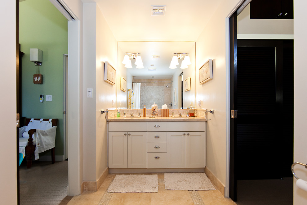 Foto de cuarto de baño actual con puertas de armario blancas y baldosas y/o azulejos beige