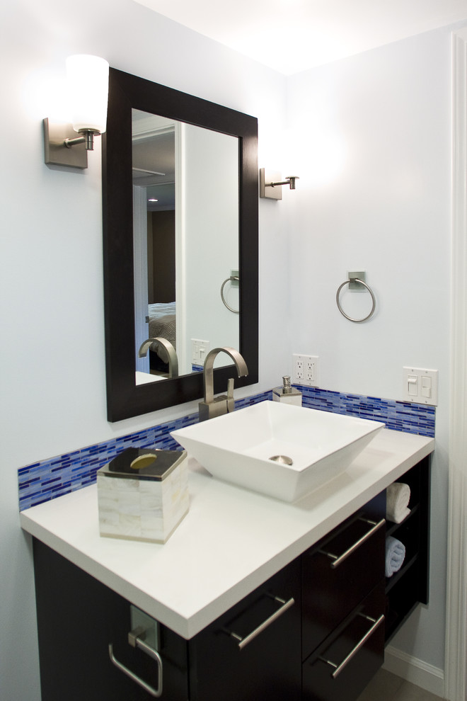 Imagen de cuarto de baño contemporáneo con lavabo sobreencimera