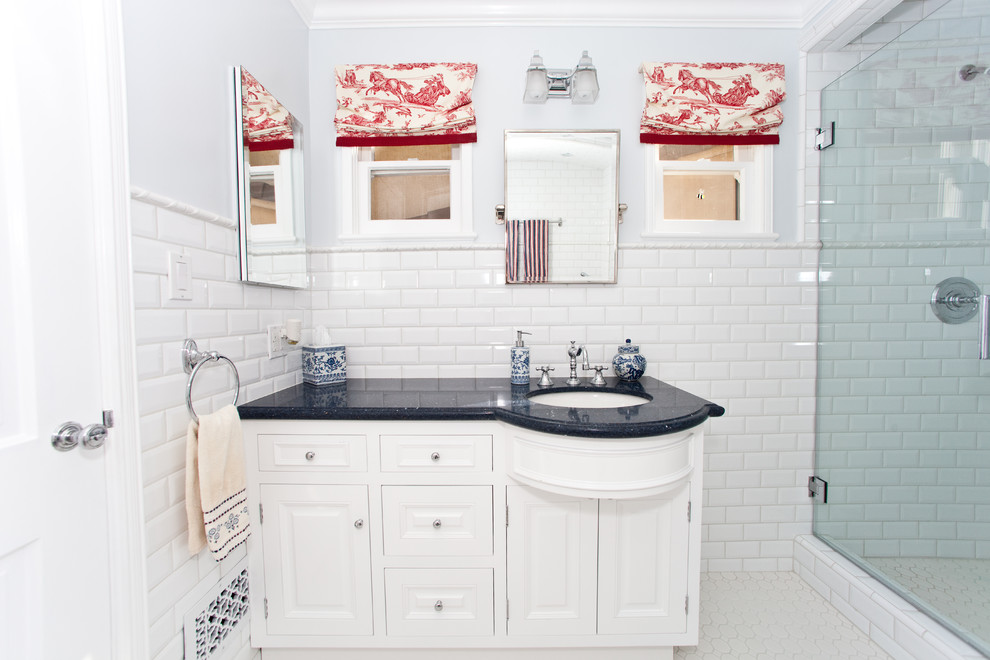 На фото: ванная комната: освещение в стиле фьюжн с врезной раковиной, фасадами с выступающей филенкой, белыми фасадами, душем в нише, белой плиткой, плиткой кабанчик и синей столешницей