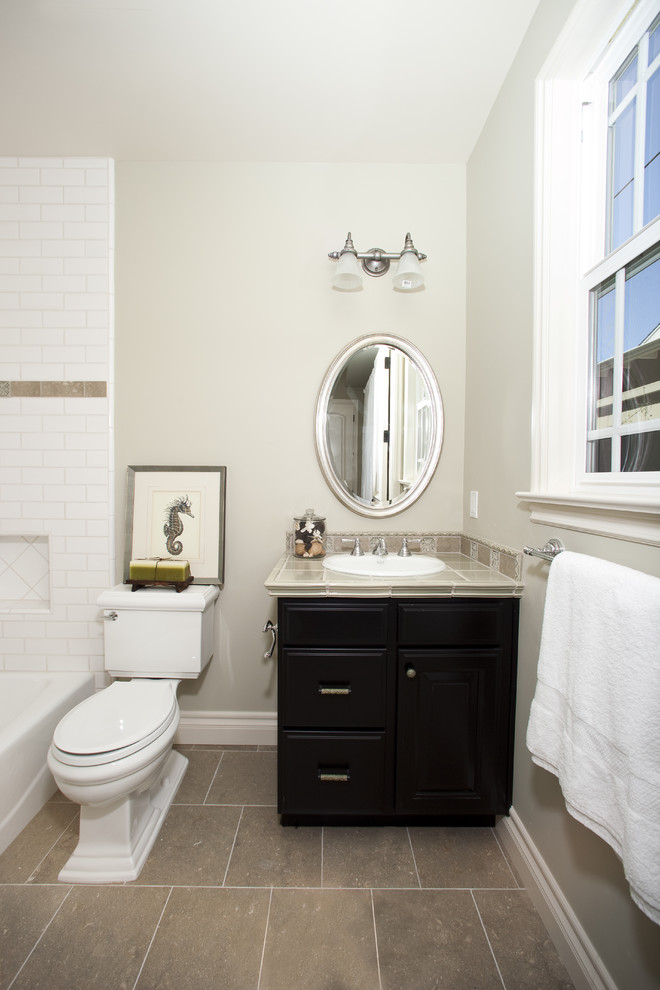 Идея дизайна: ванная комната: освещение в классическом стиле с душем над ванной