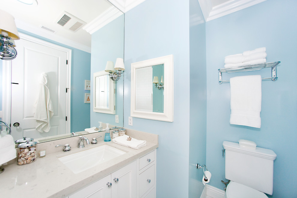 ロサンゼルスにあるコンテンポラリースタイルのおしゃれな浴室 (アンダーカウンター洗面器、照明) の写真