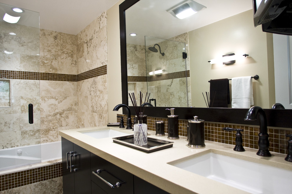 Идея дизайна: ванная комната в современном стиле с ванной в нише и душем над ванной