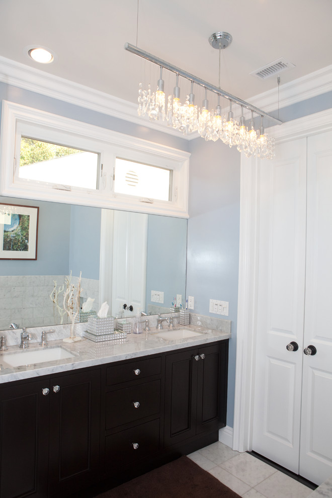 Diseño de cuarto de baño contemporáneo con lavabo bajoencimera, armarios con paneles empotrados, puertas de armario negras, baldosas y/o azulejos blancos y ventanas