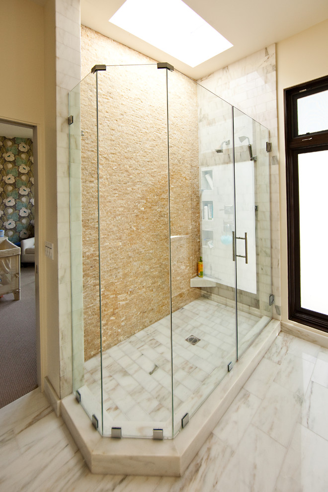 Exemple d'une salle de bain tendance avec un carrelage métro.