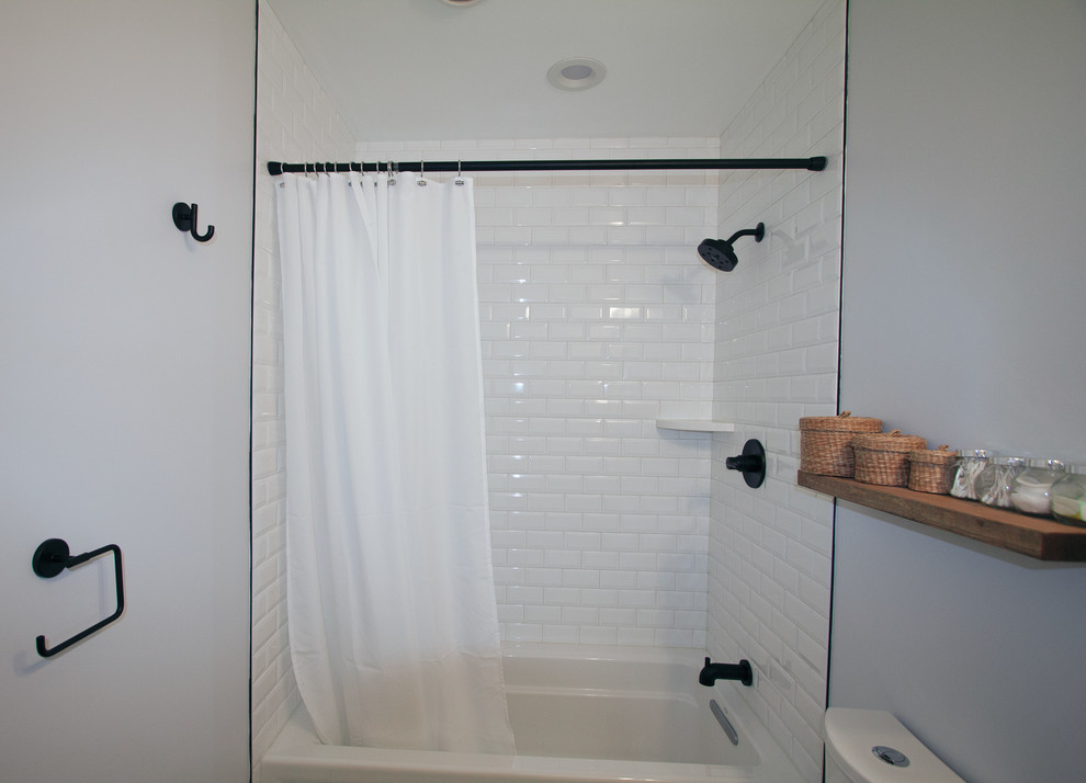 Idéer för små lantliga vitt badrum med dusch, med möbel-liknande, skåp i mellenmörkt trä, ett platsbyggt badkar, en dusch/badkar-kombination, en toalettstol med separat cisternkåpa, vit kakel, tunnelbanekakel, blå väggar, klinkergolv i porslin, ett integrerad handfat, bänkskiva i kvartsit, flerfärgat golv och dusch med duschdraperi