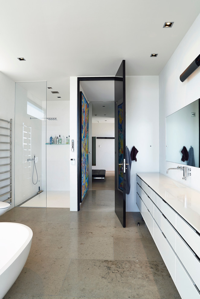 Inspiration för ett stort funkis en-suite badrum, med luckor med glaspanel, vita skåp, granitbänkskiva, en öppen dusch, en vägghängd toalettstol, grå kakel, stenhäll, vita väggar och skiffergolv