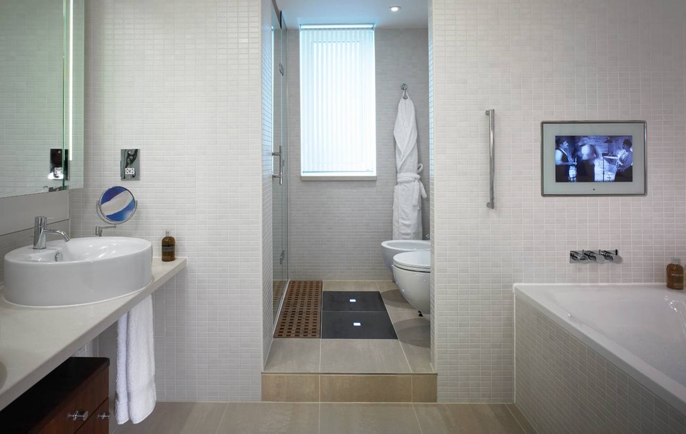Modernes Badezimmer mit Aufsatzwaschbecken in London