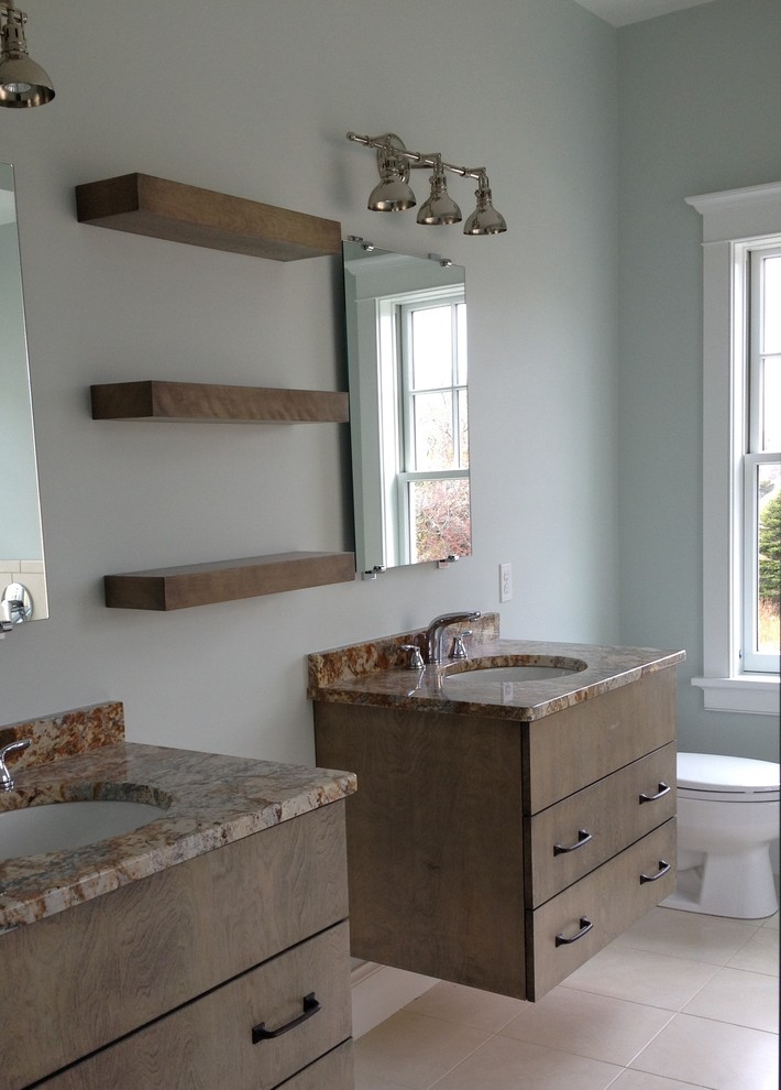 Cette photo montre une salle de bain tendance avec un placard à porte plane, des portes de placard marrons, un plan de toilette en granite, un carrelage beige et un sol en carrelage de céramique.