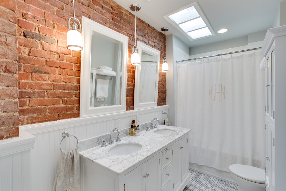 Cette image montre une salle de bain traditionnelle avec un lavabo encastré, un placard avec porte à panneau encastré, des portes de placard blanches, une baignoire en alcôve, un combiné douche/baignoire et un carrelage blanc.