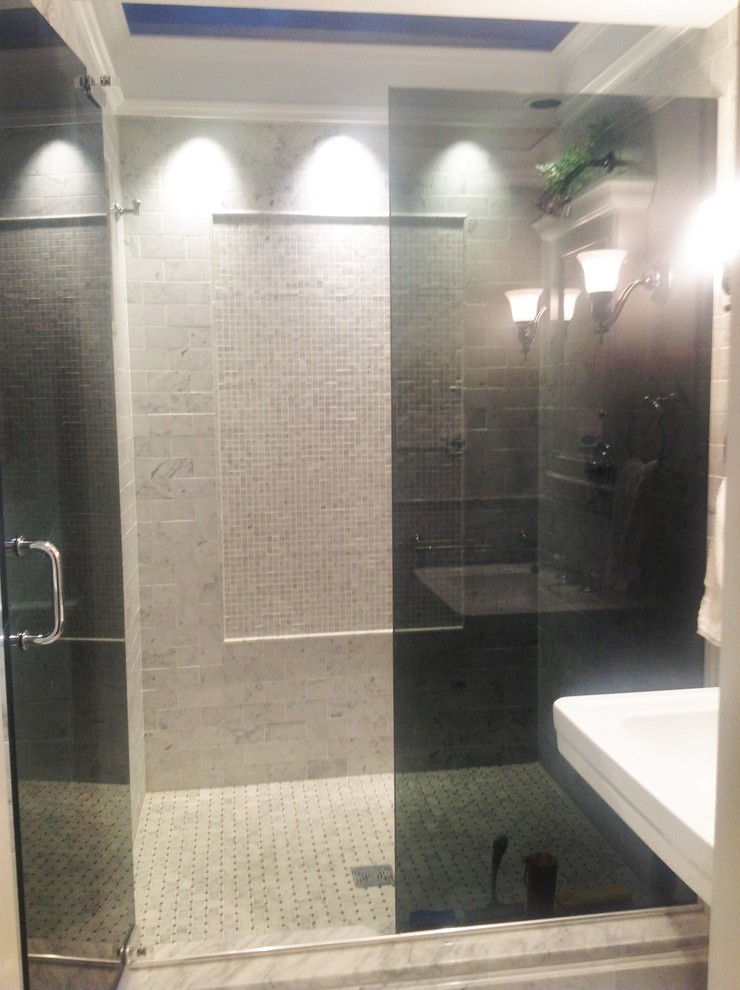 Foto de cuarto de baño principal clásico de tamaño medio con ducha empotrada, sanitario de una pieza, baldosas y/o azulejos blancos, baldosas y/o azulejos de piedra, paredes azules, suelo de mármol y lavabo con pedestal