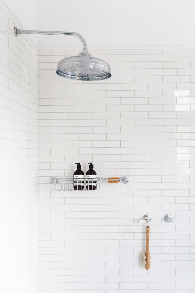Стильный дизайн: большая ванная комната в стиле неоклассика (современная классика) с врезной раковиной, фасадами с утопленной филенкой, белыми фасадами, мраморной столешницей, отдельно стоящей ванной, угловым душем, унитазом-моноблоком, белой плиткой, плиткой кабанчик, белыми стенами и мраморным полом - последний тренд