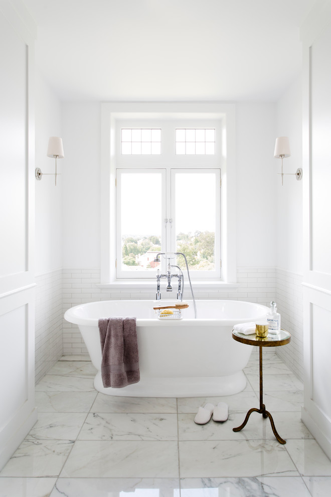 Klassisches Badezimmer En Suite mit freistehender Badewanne, weißen Fliesen, Metrofliesen, weißer Wandfarbe und Marmorboden in Melbourne