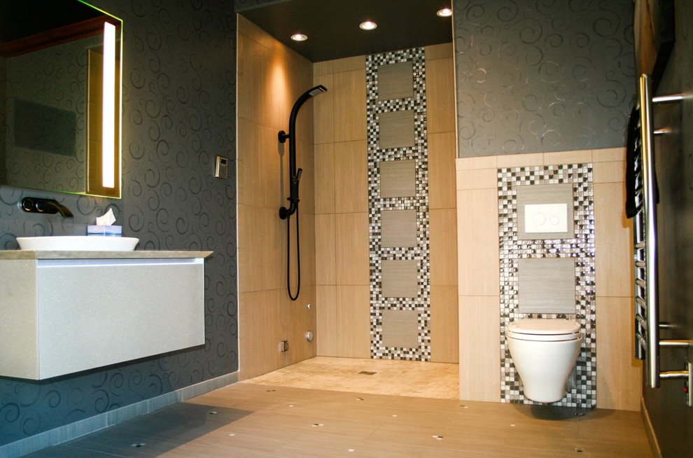 На фото: большая главная ванная комната в стиле модернизм с плоскими фасадами, серыми фасадами, душем без бортиков, унитазом-моноблоком, бежевой плиткой, черно-белой плиткой, плиткой мозаикой, бежевыми стенами, полом из травертина, настольной раковиной, мраморной столешницей, бежевым полом и открытым душем