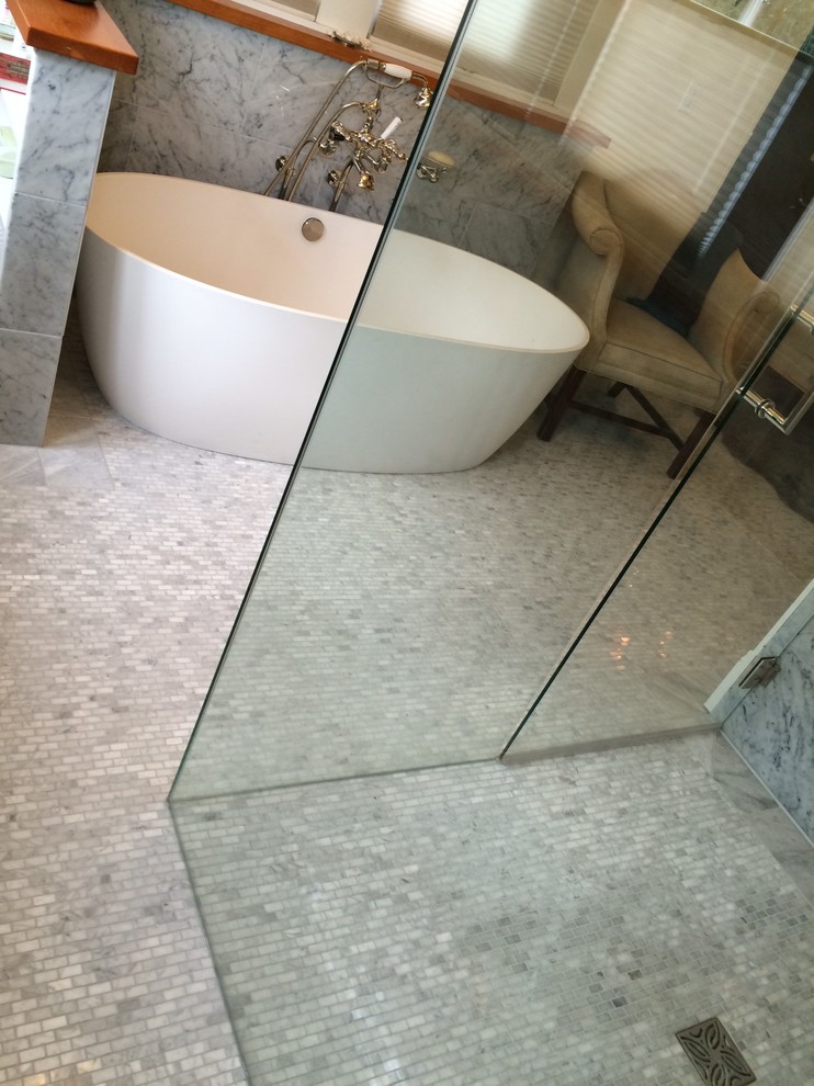 Inredning av ett modernt mellanstort en-suite badrum, med ett fristående badkar, en kantlös dusch, vit kakel, marmorkakel, beige väggar, mosaikgolv, grått golv och dusch med gångjärnsdörr