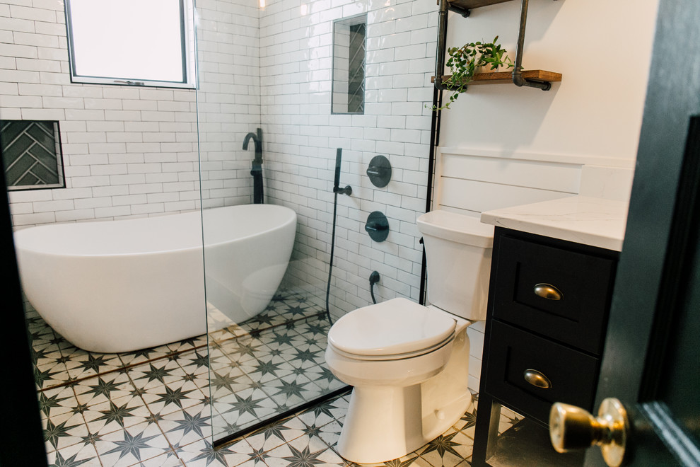 Idéer för små eklektiska vitt badrum, med skåp i shakerstil, svarta skåp, ett fristående badkar, en öppen dusch, vit kakel, keramikplattor, vita väggar, cementgolv, ett undermonterad handfat, bänkskiva i kvarts, flerfärgat golv och med dusch som är öppen