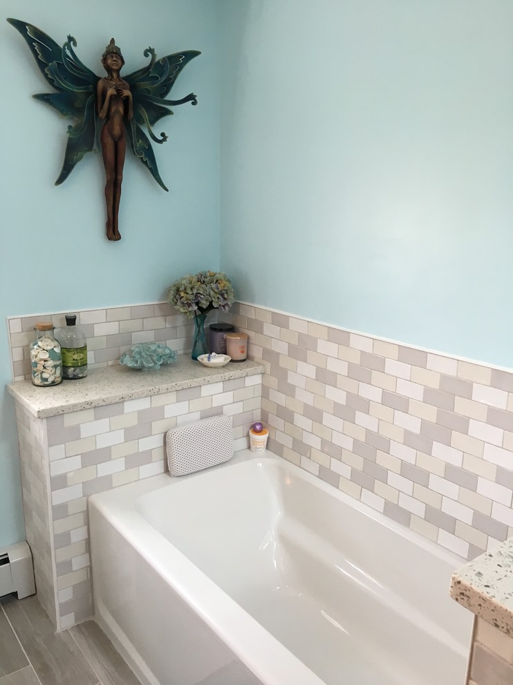 Идея дизайна: главная ванная комната среднего размера с плоскими фасадами, белыми фасадами, накладной ванной, душем в нише, раздельным унитазом, разноцветной плиткой, плиткой мозаикой, зелеными стенами, полом из керамогранита, врезной раковиной, столешницей из переработанного стекла, серым полом, душем с распашными дверями и разноцветной столешницей