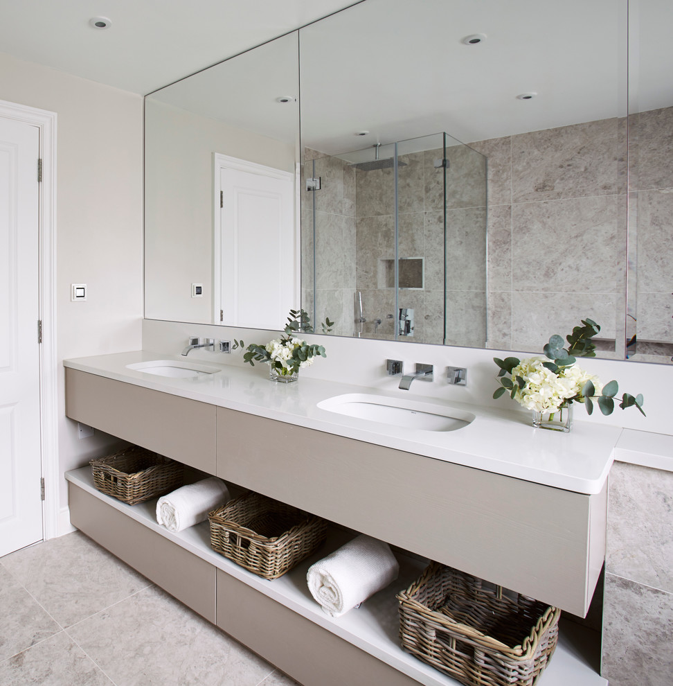 Modelo de cuarto de baño contemporáneo con lavabo bajoencimera, puertas de armario beige, paredes beige, suelo de travertino y baldosas y/o azulejos grises