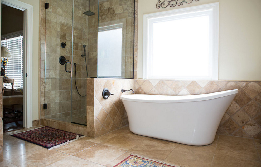 Inspiration för mellanstora medelhavsstil en-suite badrum, med travertin golv, brun kakel, bruna väggar, ett fristående badkar, en hörndusch, stenkakel, brunt golv och dusch med gångjärnsdörr