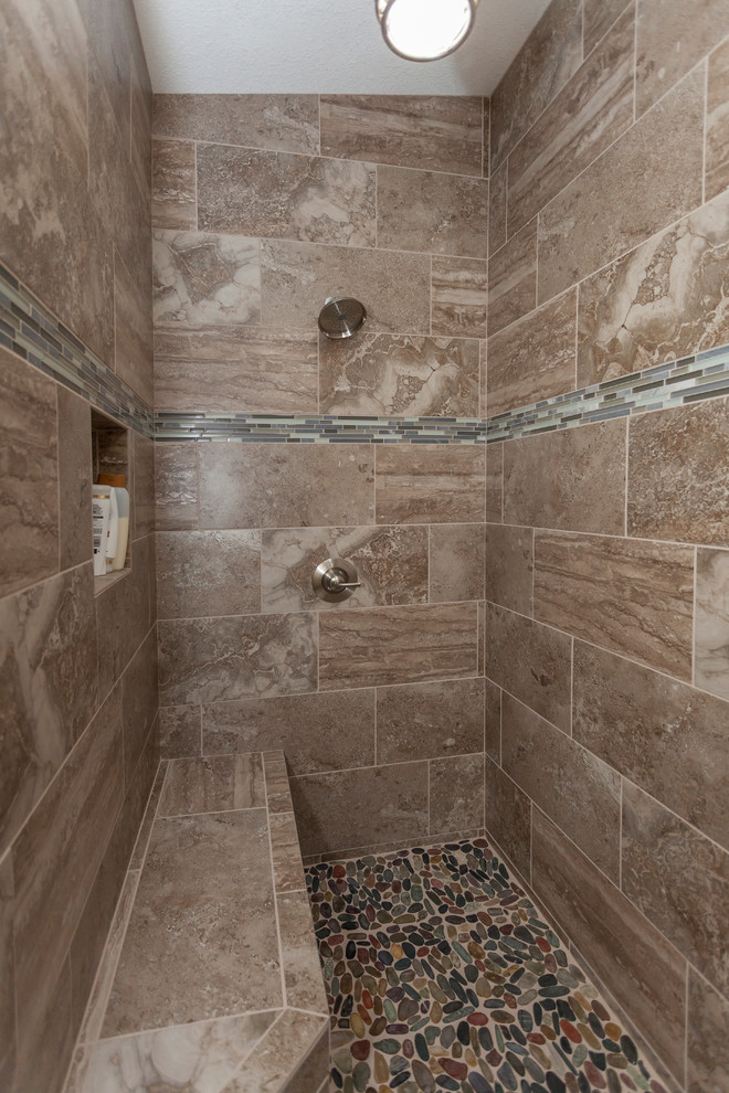 Klassisk inredning av ett mellanstort en-suite badrum, med grå skåp, grå kakel, porslinskakel, gula väggar, klinkergolv i porslin, ett undermonterad handfat, bänkskiva i kvarts, luckor med upphöjd panel och en öppen dusch