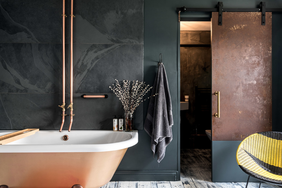 На фото: главная ванная комната в современном стиле с отдельно стоящей ванной, серой плиткой, металлической плиткой, деревянным полом и столешницей из меди с