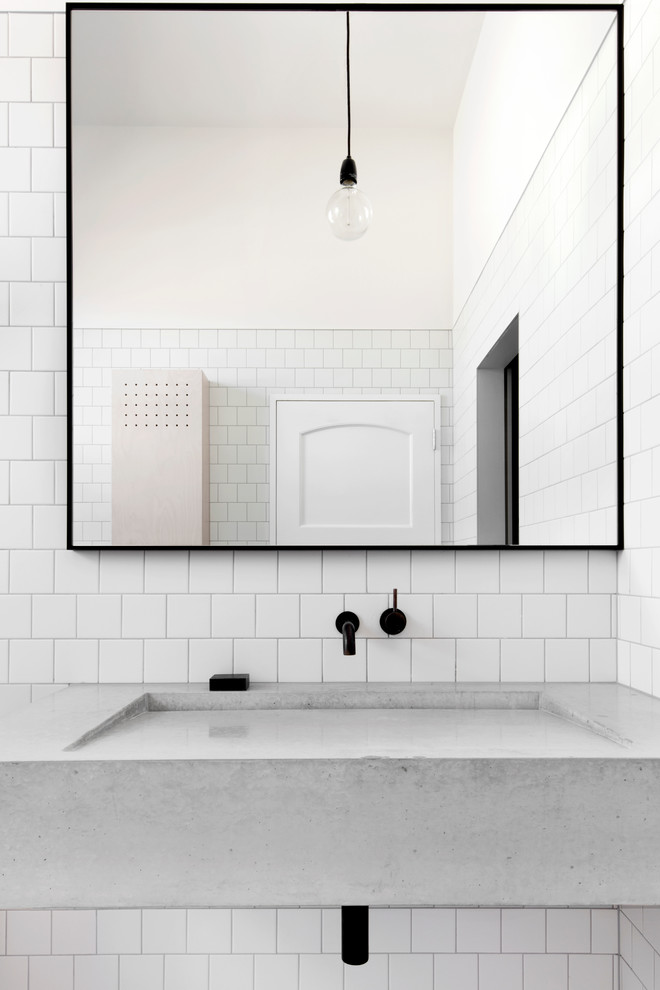 Idee per una stanza da bagno padronale scandinava con piastrelle bianche, piastrelle in ceramica, lavabo sospeso e top in cemento